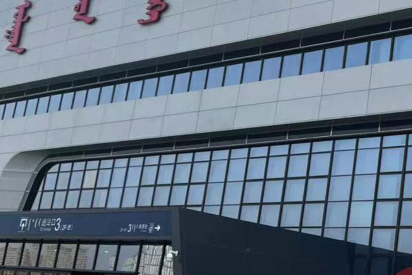 沈陽鋁單板廠家采用先加工后噴漆工藝，鋁板可加工成平面、弧型和球面等各種復(fù)雜幾何形狀！